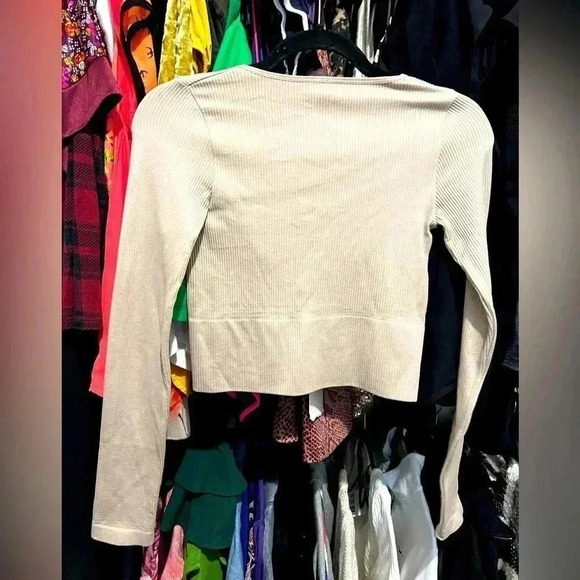 NWT Tan Seamless Long Sleeve Deep V Ribbed Top - Picture 2 of 6